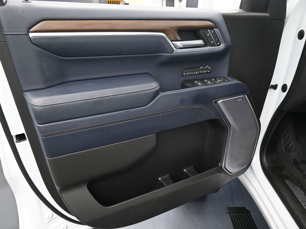 Used 2022 Iridescent Pearl Tricoat Chevrolet High Country image 17