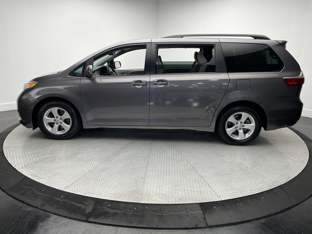 Thumbnail: 2017 Toyota Sienna - 8