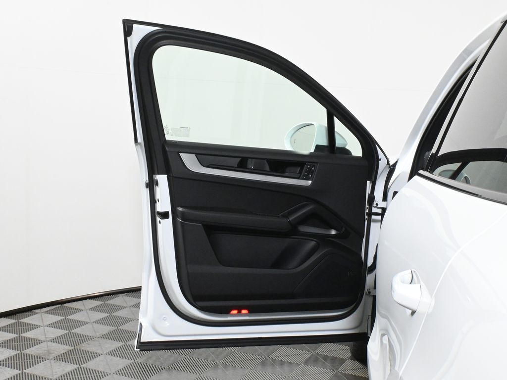 Thumbnail: 2026 Porsche Cayenne - 30