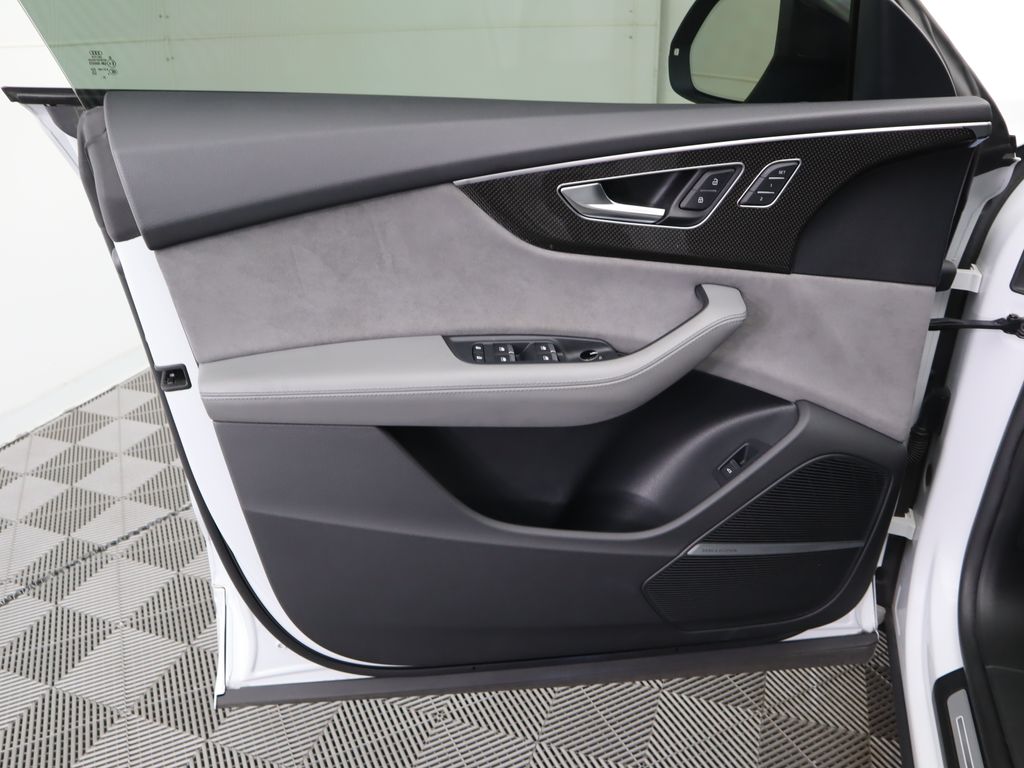 Thumbnail: 2022 Audi SQ8 - 25