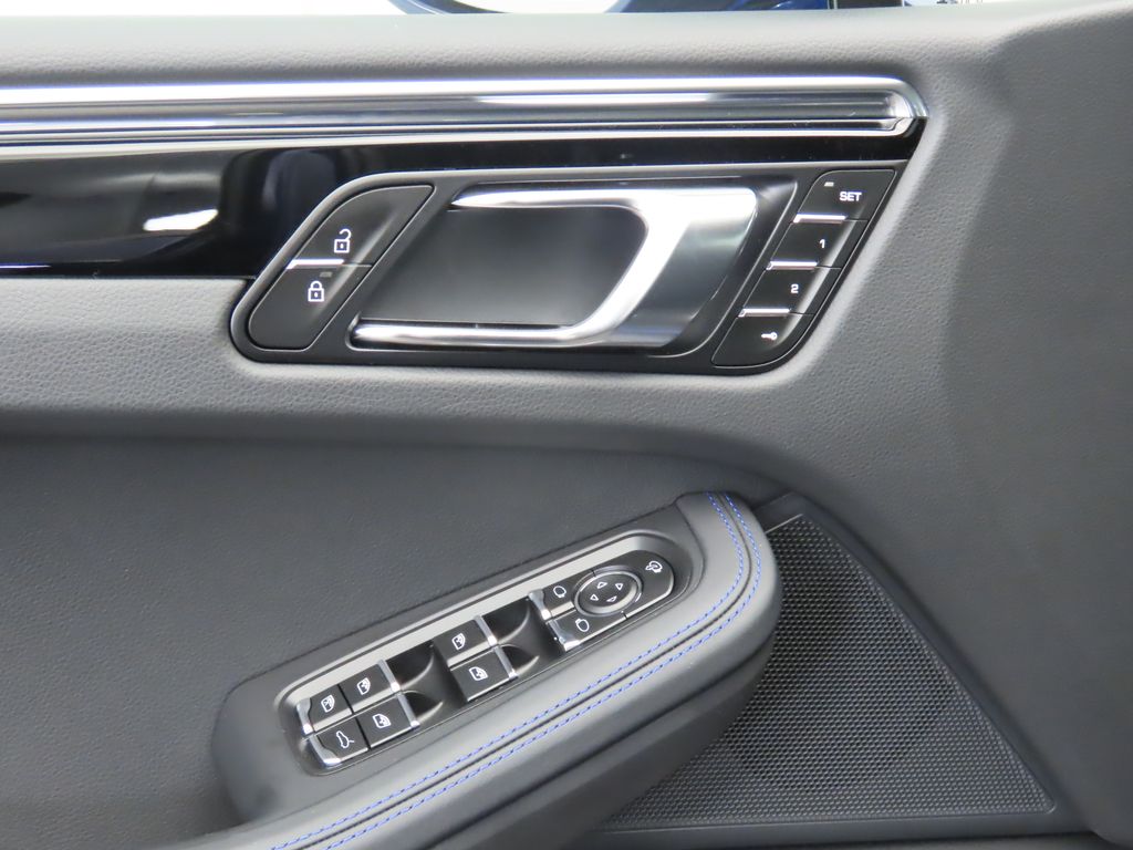 Thumbnail: 2025 Porsche Macan - 26