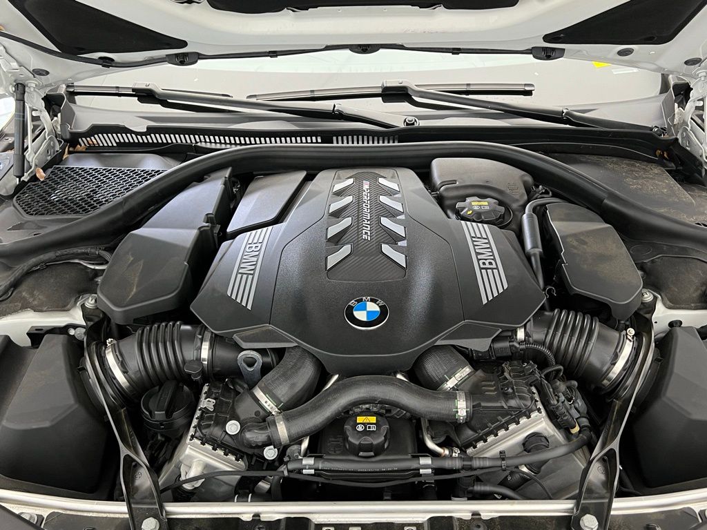 2022 BMW 8 Series M850i xDrive 10