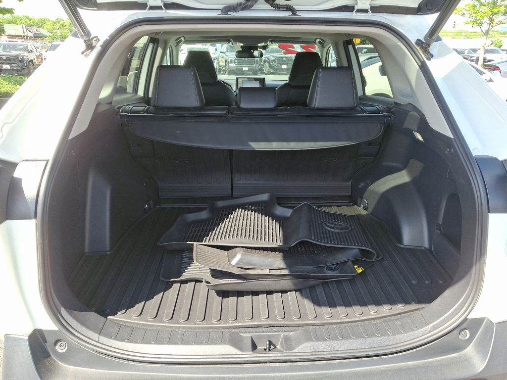 2022 Toyota RAV4 XLE Premium 30
