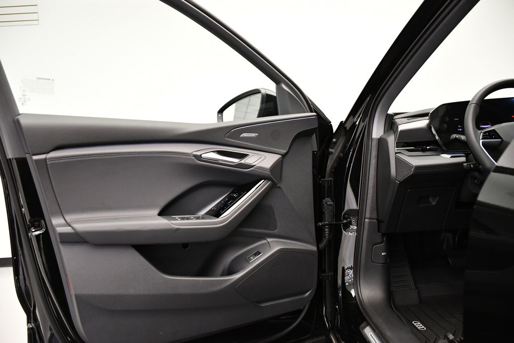 Thumbnail: 2025 Audi Q6 e-tron - 30