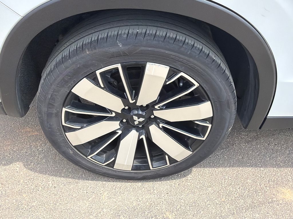 Used 2025 White Mitsubishi SE image 17