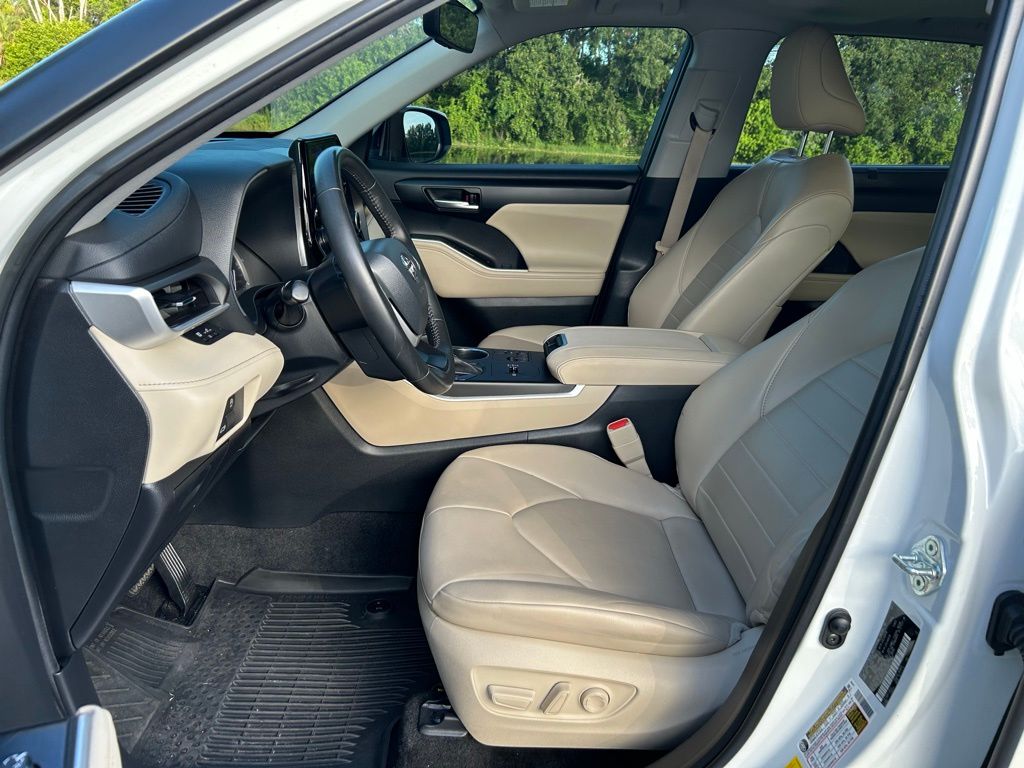 Thumbnail: 2023 Toyota Highlander - 15