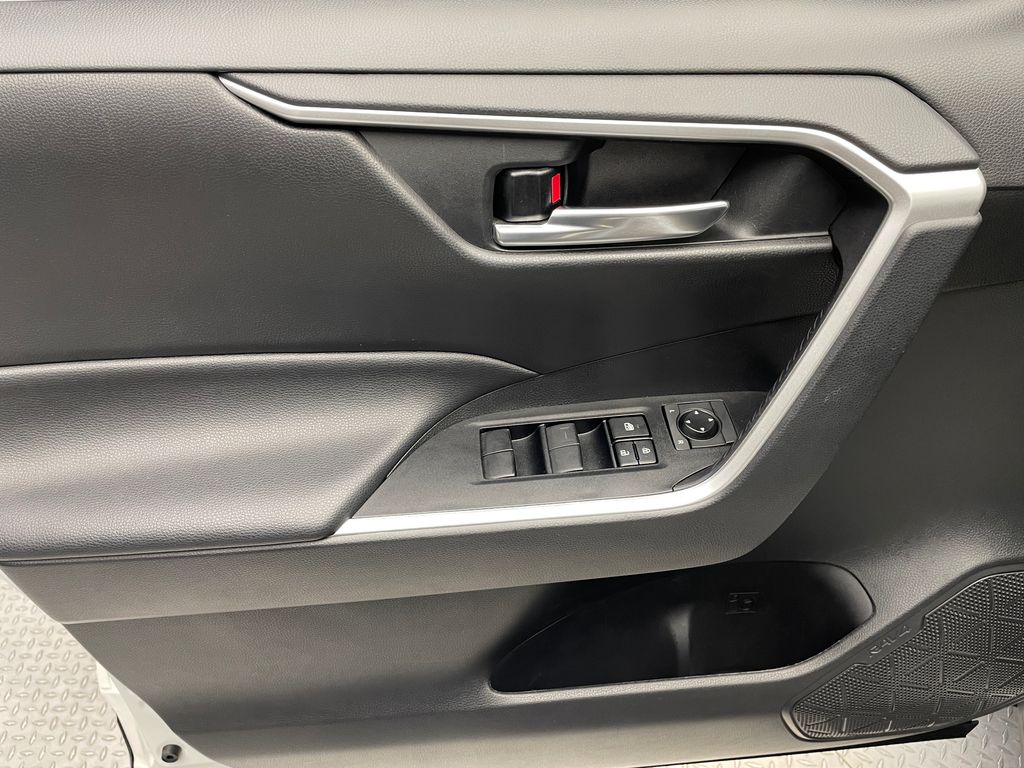 2021 Toyota RAV4 XLE 9