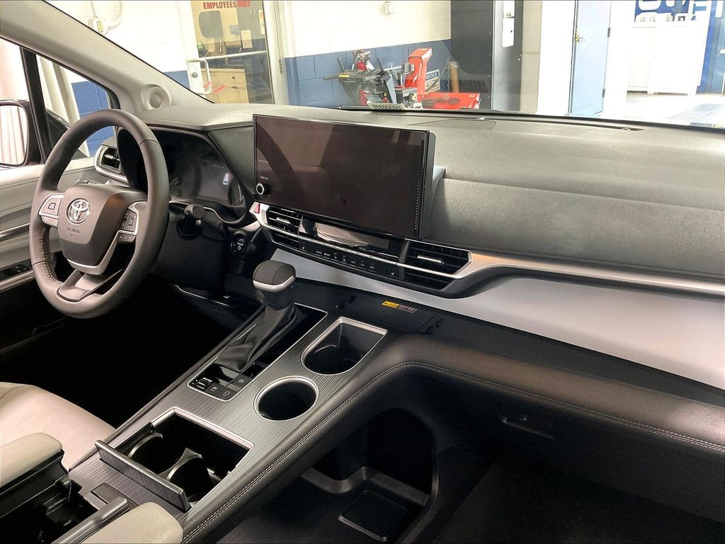 2025 Toyota Sienna — photo 14