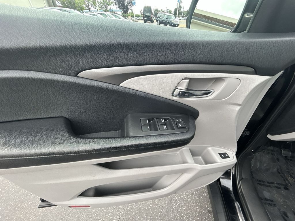 Thumbnail: 2017 Honda Pilot - 13