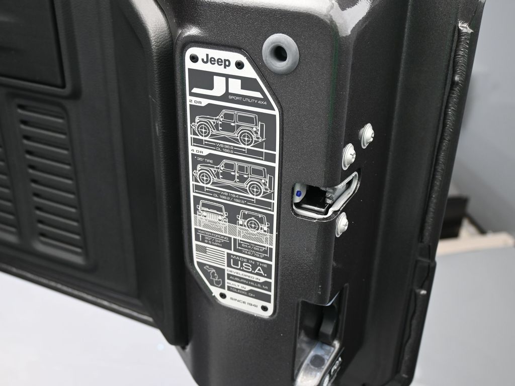 New 2026 Granite Crystal Metallic Clearcoat Jeep Sport image 31