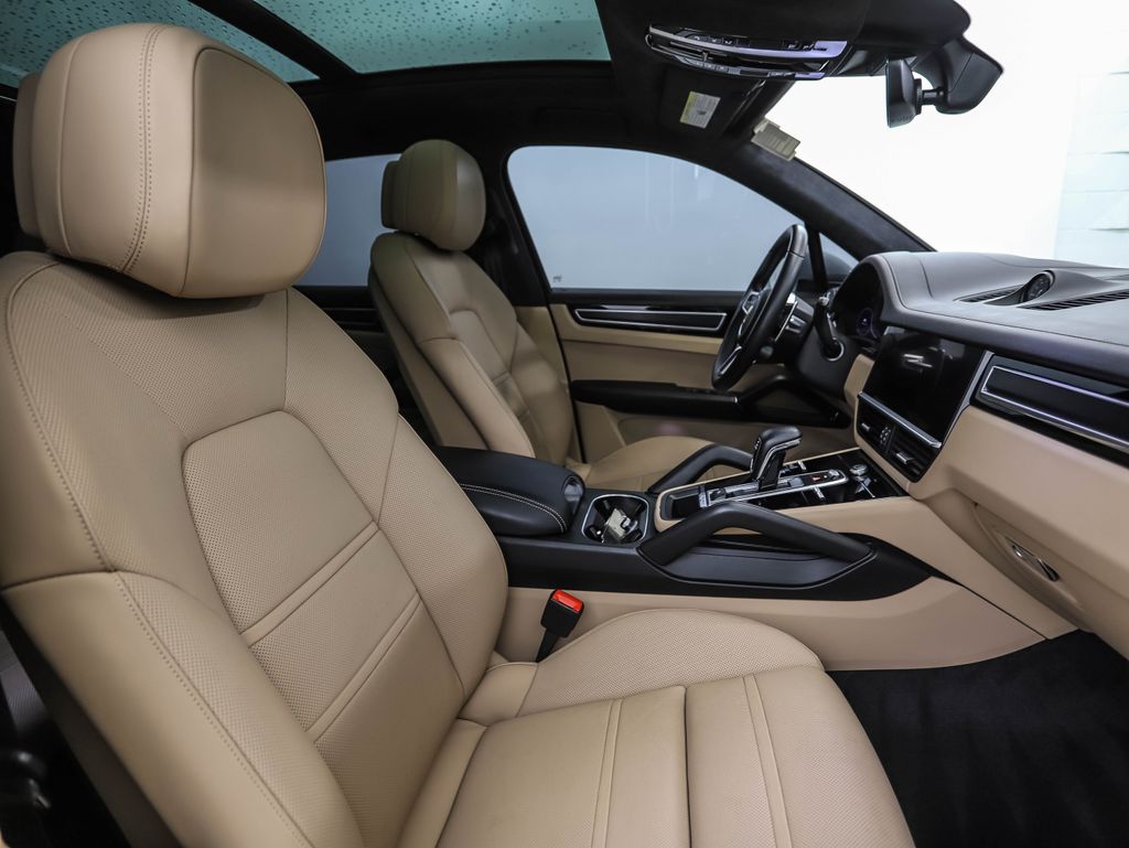 Thumbnail: 2022 Porsche Cayenne - 30