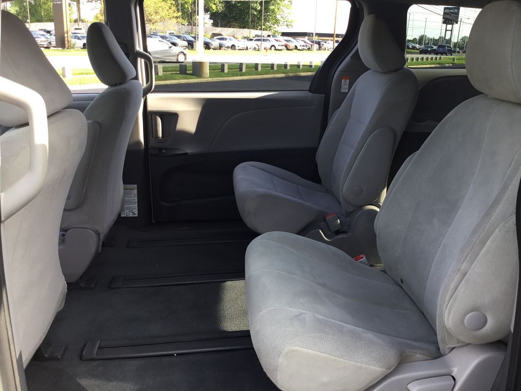 Thumbnail: 2020 Toyota Sienna - 16