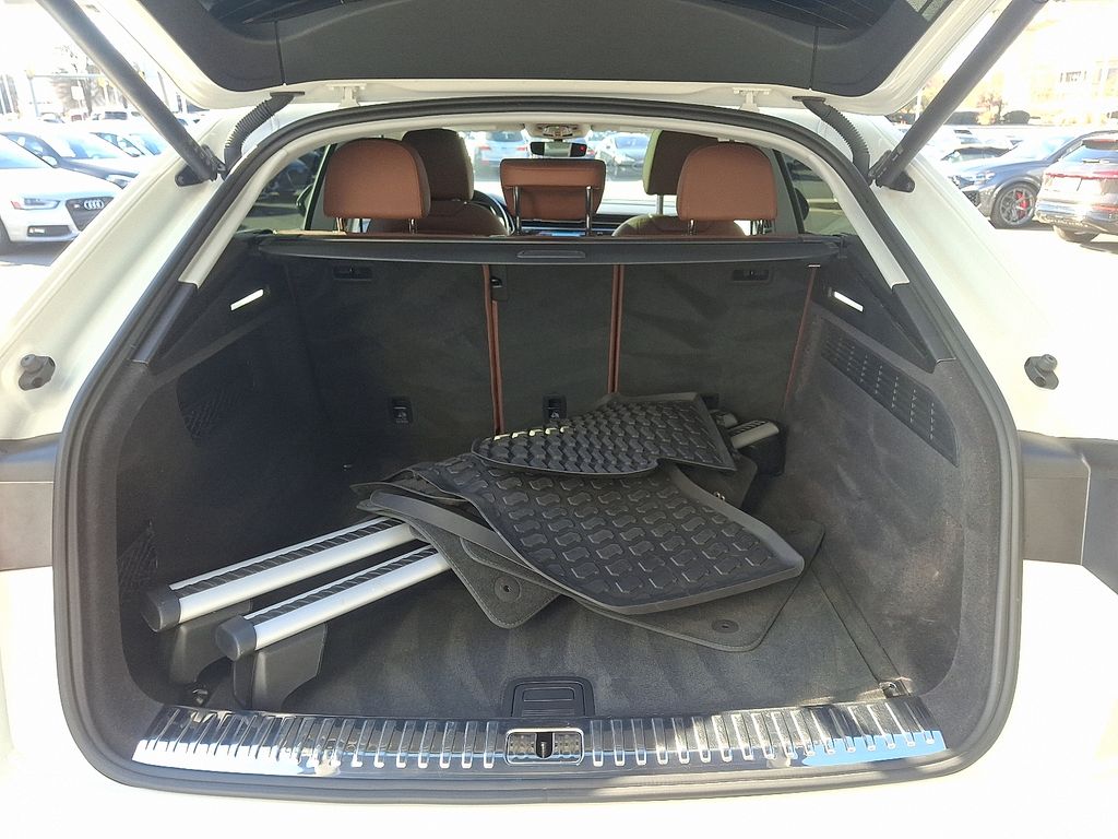 Thumbnail: 2022 Audi Q8 - 27