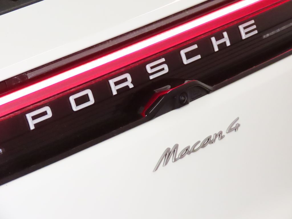 Thumbnail: 2026 Porsche Macan - 12