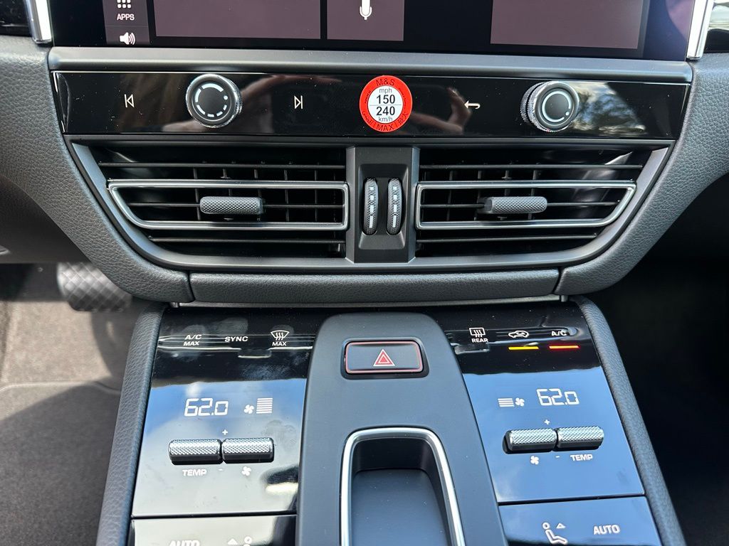 Thumbnail: 2026 Porsche Macan - 27