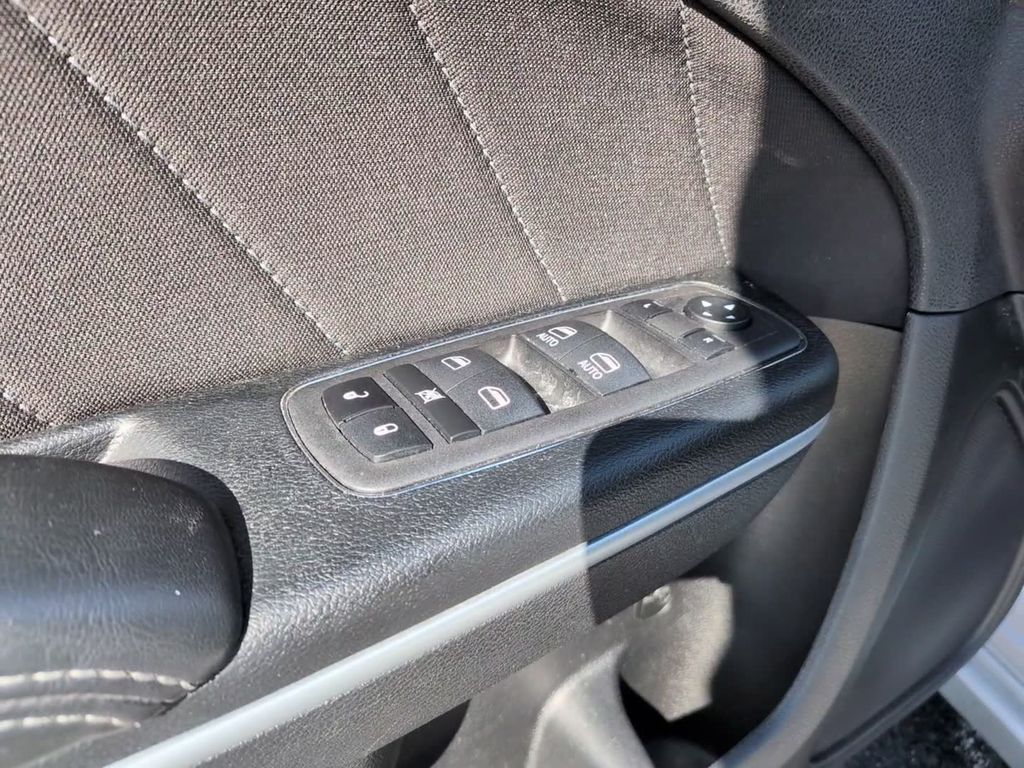 Used 2023 Silver Dodge SXT image 7