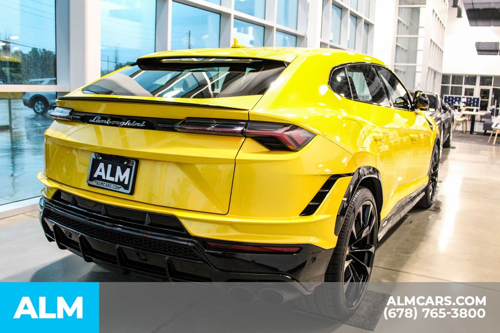 Used 2023  Lamborghini S image 6