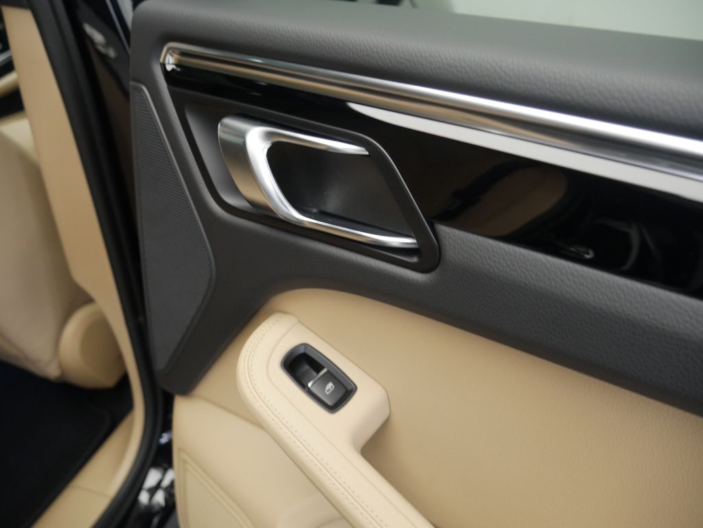 Thumbnail: 2026 Porsche Macan - 31