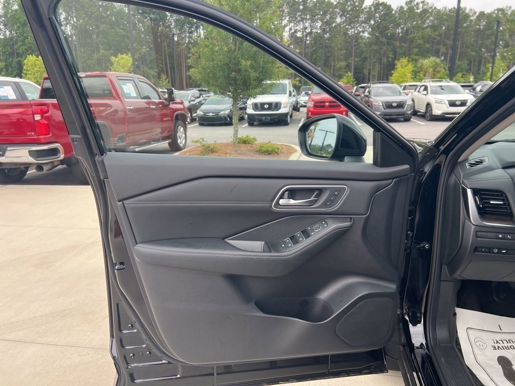 2025 Super Black Nissan Rogue Platinum FWD SUV