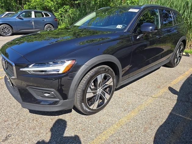 2025 Volvo V60 Cross Country B5 Plus