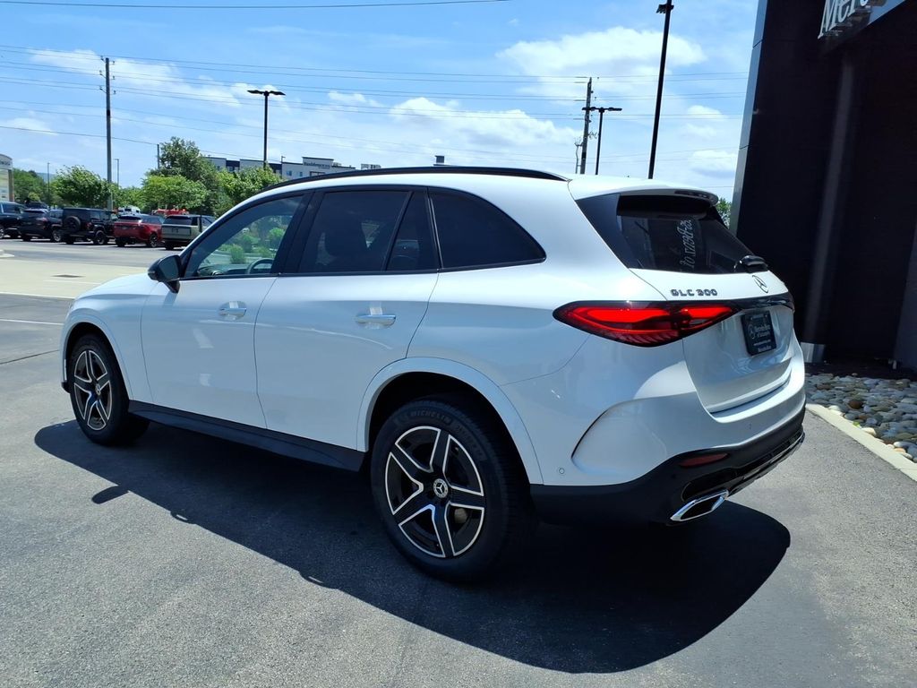 New 2026 MANUFAKTUR Moonlight White Metallic Mercedes-Benz GLC 300 image 5