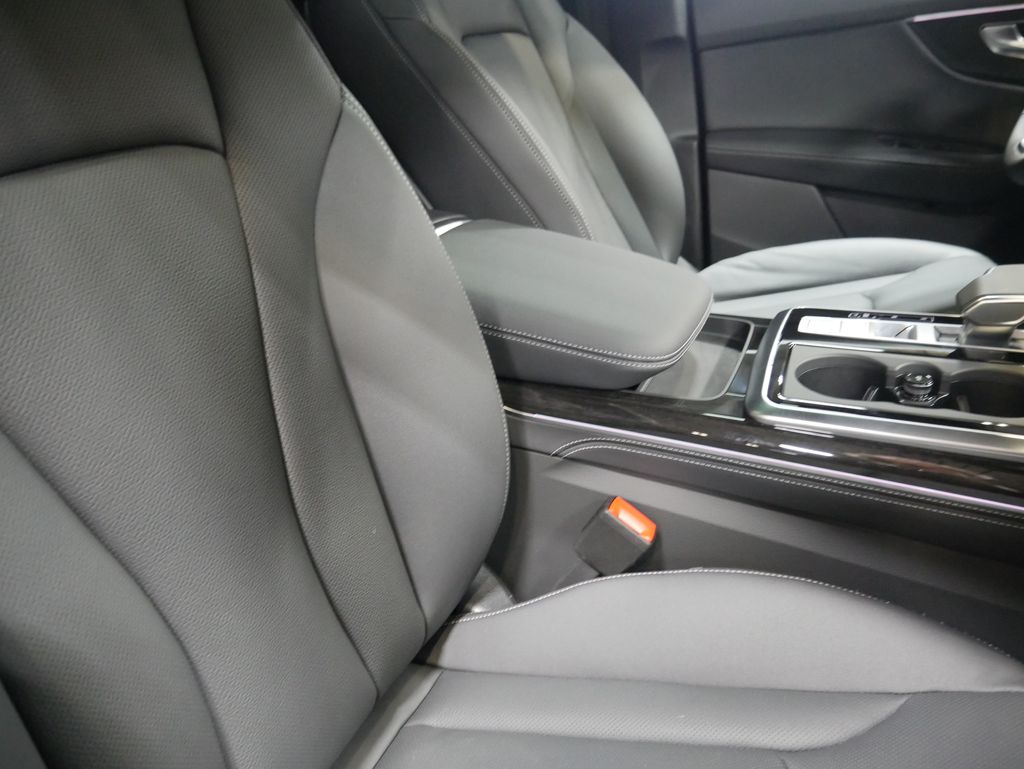 Thumbnail: 2026 Audi Q8 - 32