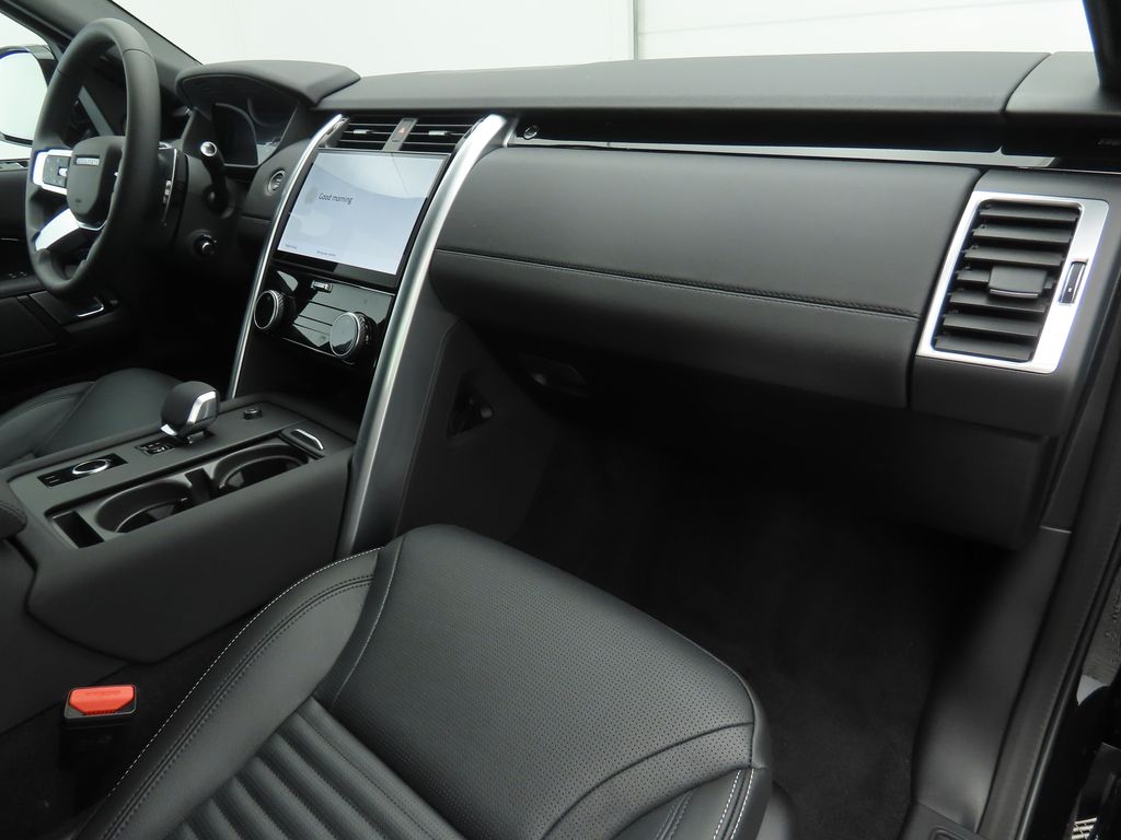 Thumbnail: 2025 Land Rover Discovery - 17