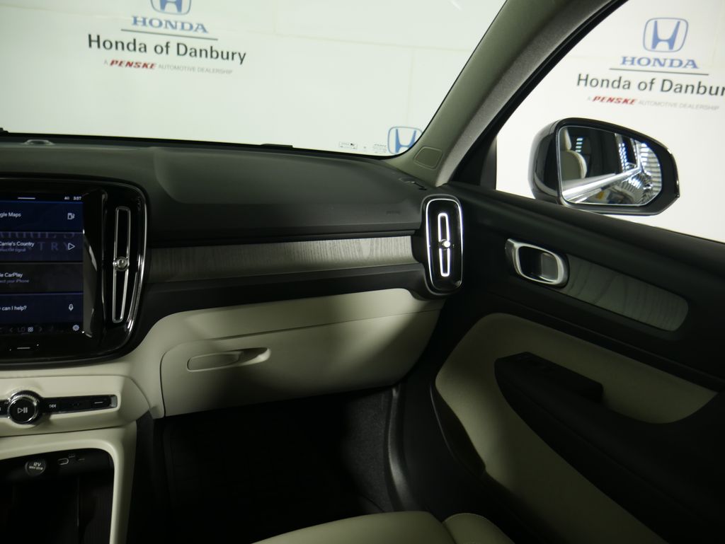 Thumbnail: 2023 Volvo XC40 - 14