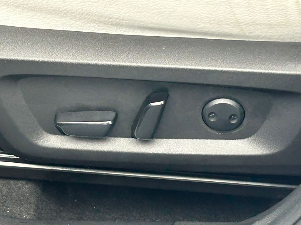 Used 2022 White Diamond Mitsubishi SEL image 17