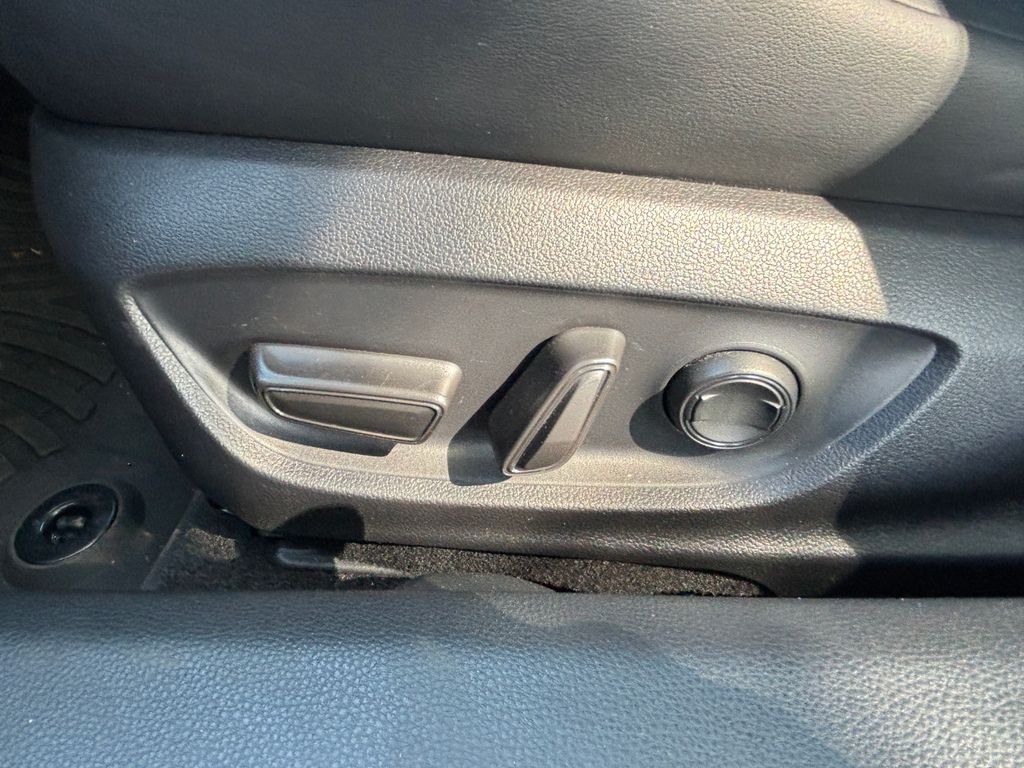 Thumbnail: 2023 Toyota Prius Prime - 24