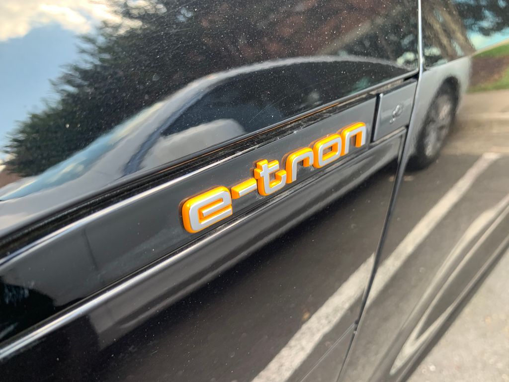 Thumbnail: 2021 Audi e-tron - 3
