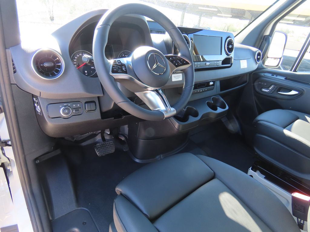 Thumbnail: 2025 Mercedes-Benz Sprinter - 10