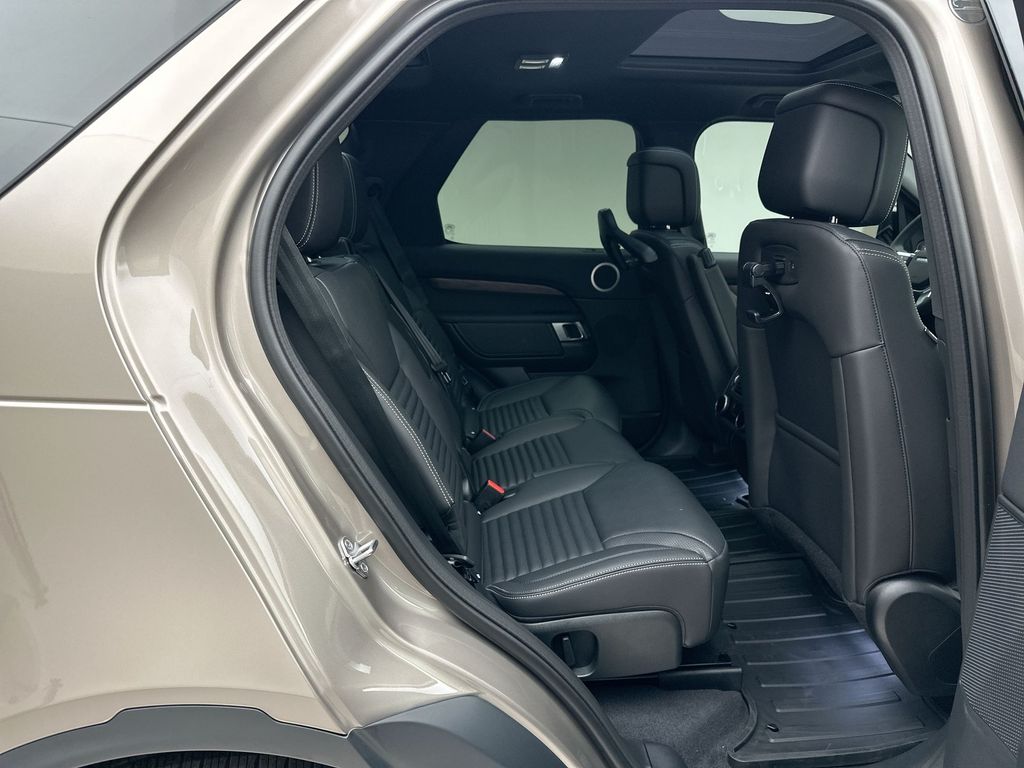 Thumbnail: 2026 Land Rover Discovery - 7