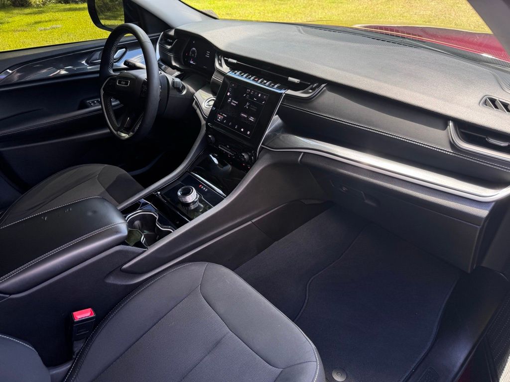 2023 Jeep Grand Cherokee Laredo 4x2