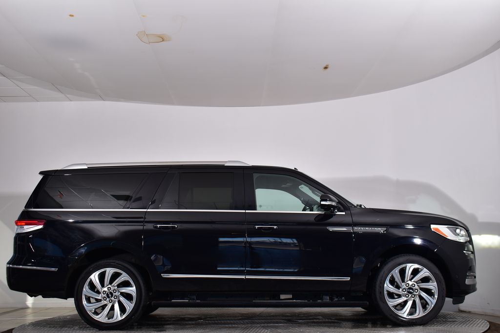 Thumbnail: 2024 Lincoln Navigator L - 6