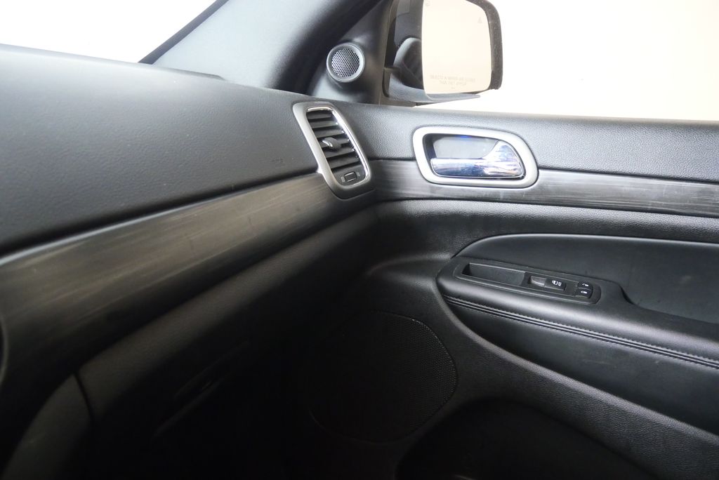 Thumbnail: 2020 Jeep Grand Cherokee - 20