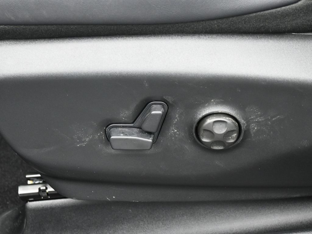 New 2026 Silver Mist Clearcoat Chrysler Select image 12