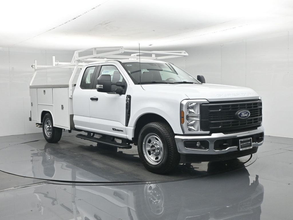 Oxford White 2026 Ford F-350 Super Duty Pickup Truck 4X2 Automatic