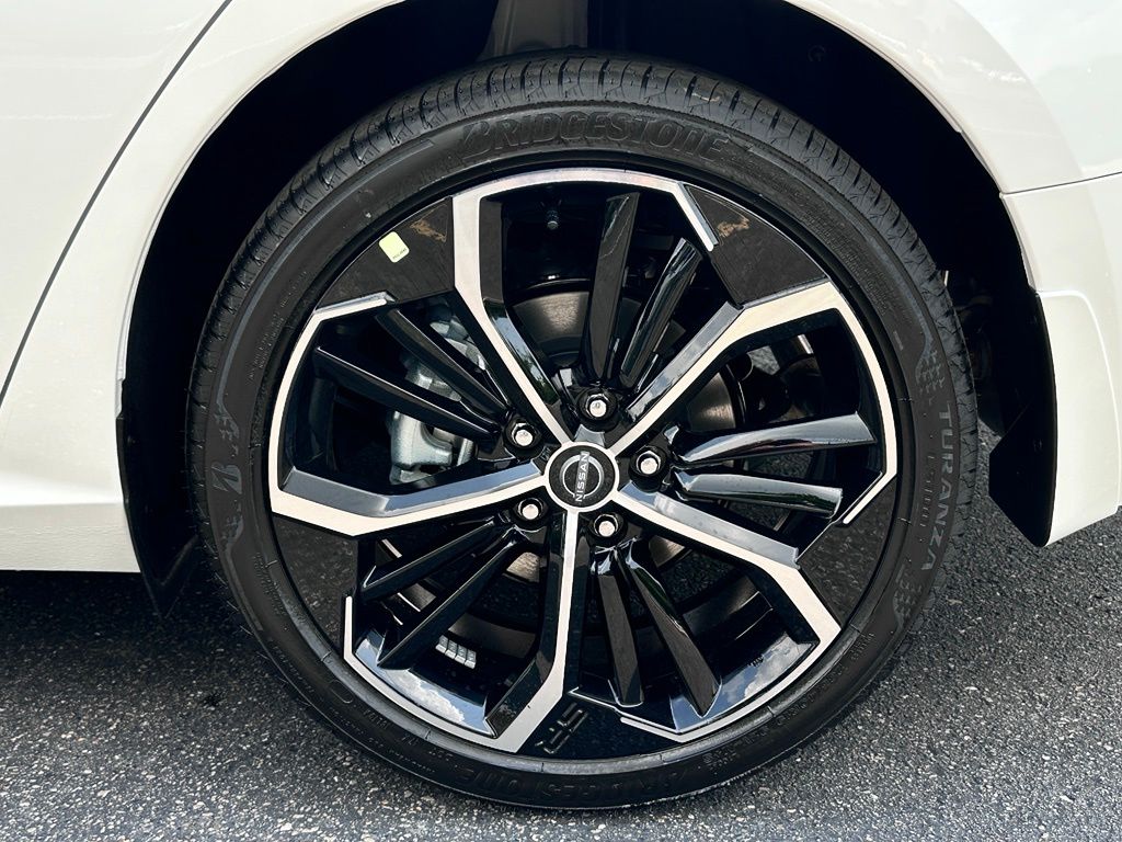 New 2026 Pearl White/Super Black Nissan 2.5 SR image 11