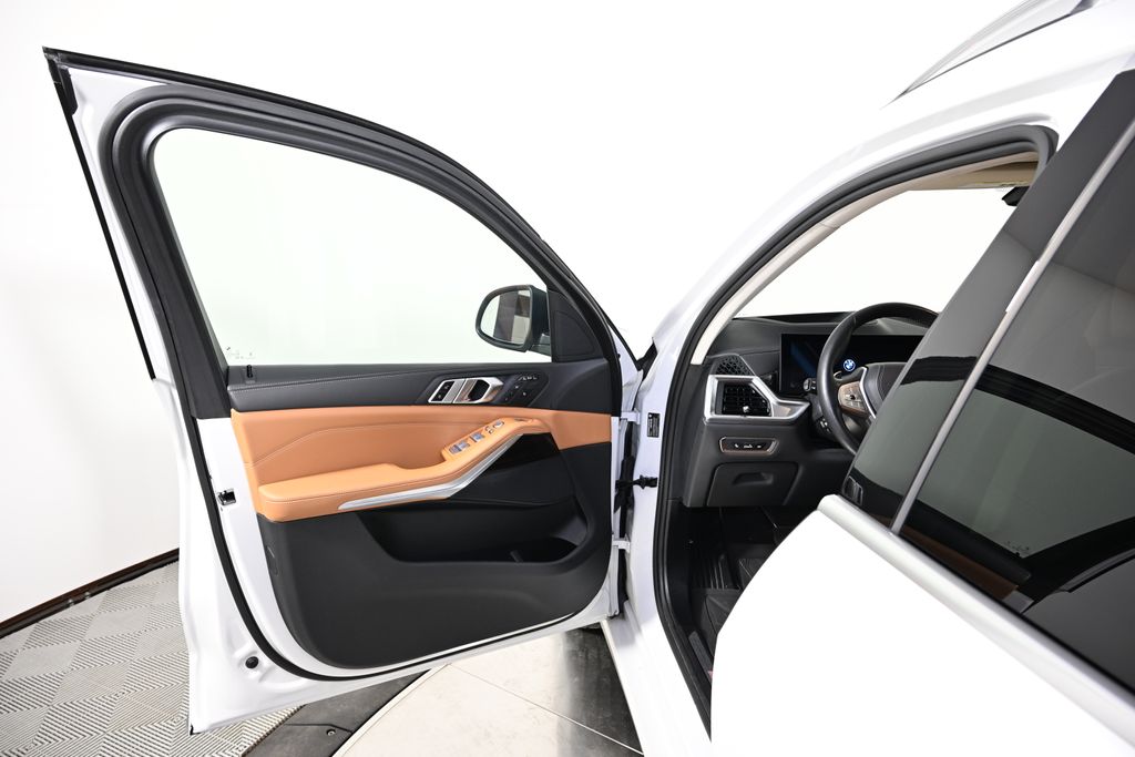 Thumbnail: 2024 BMW X7 - 21