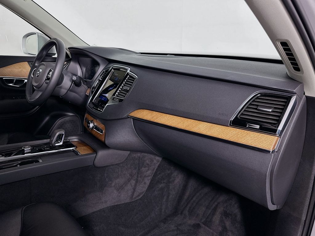 Thumbnail: 2022 Volvo XC90 - 31