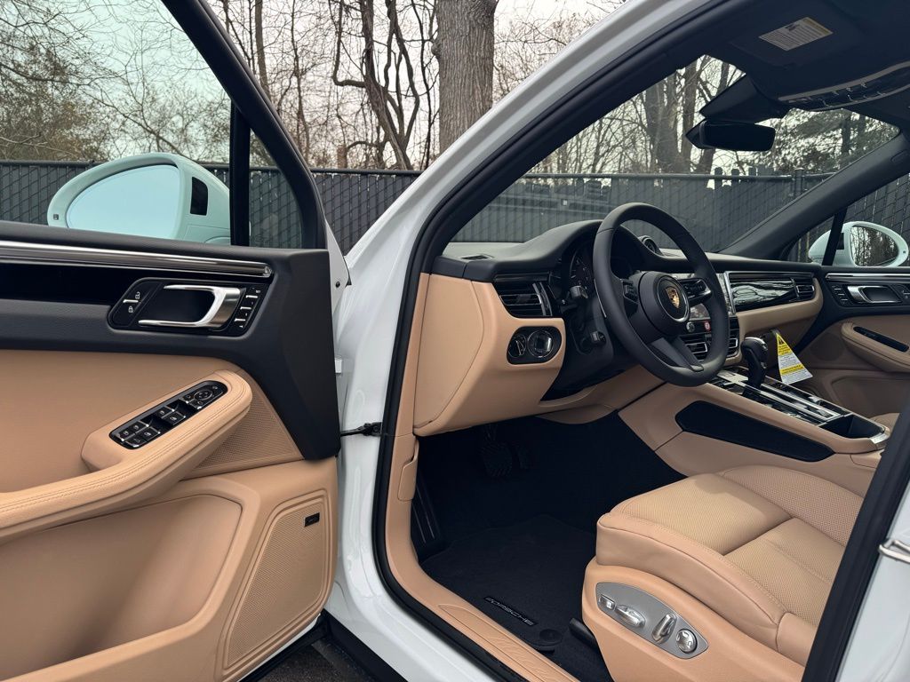 2025 Porsche Macan  4