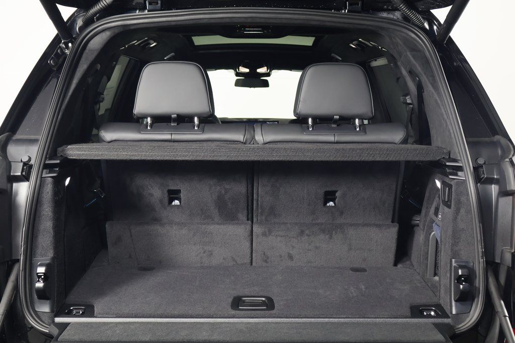 Thumbnail: 2026 BMW X7 - 9