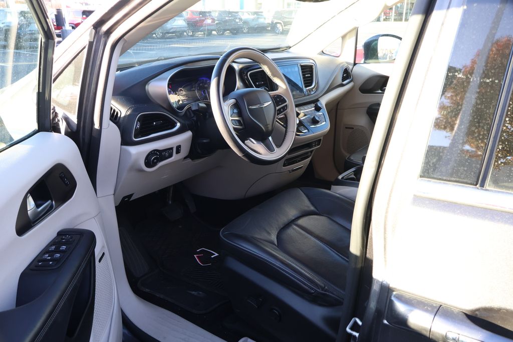 Thumbnail: 2018 Chrysler Pacifica - 11