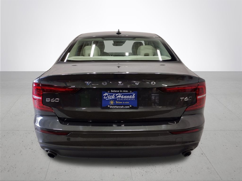 2021 Volvo S60 T6 Momentum