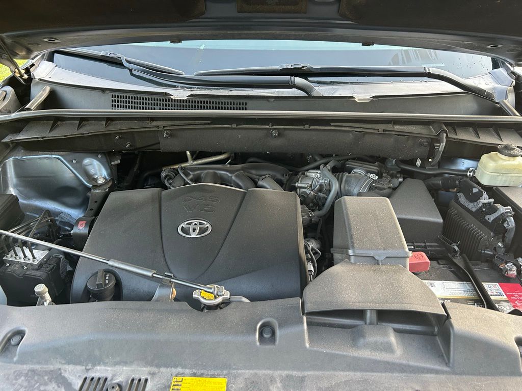 2017 Toyota Highlander SE 11
