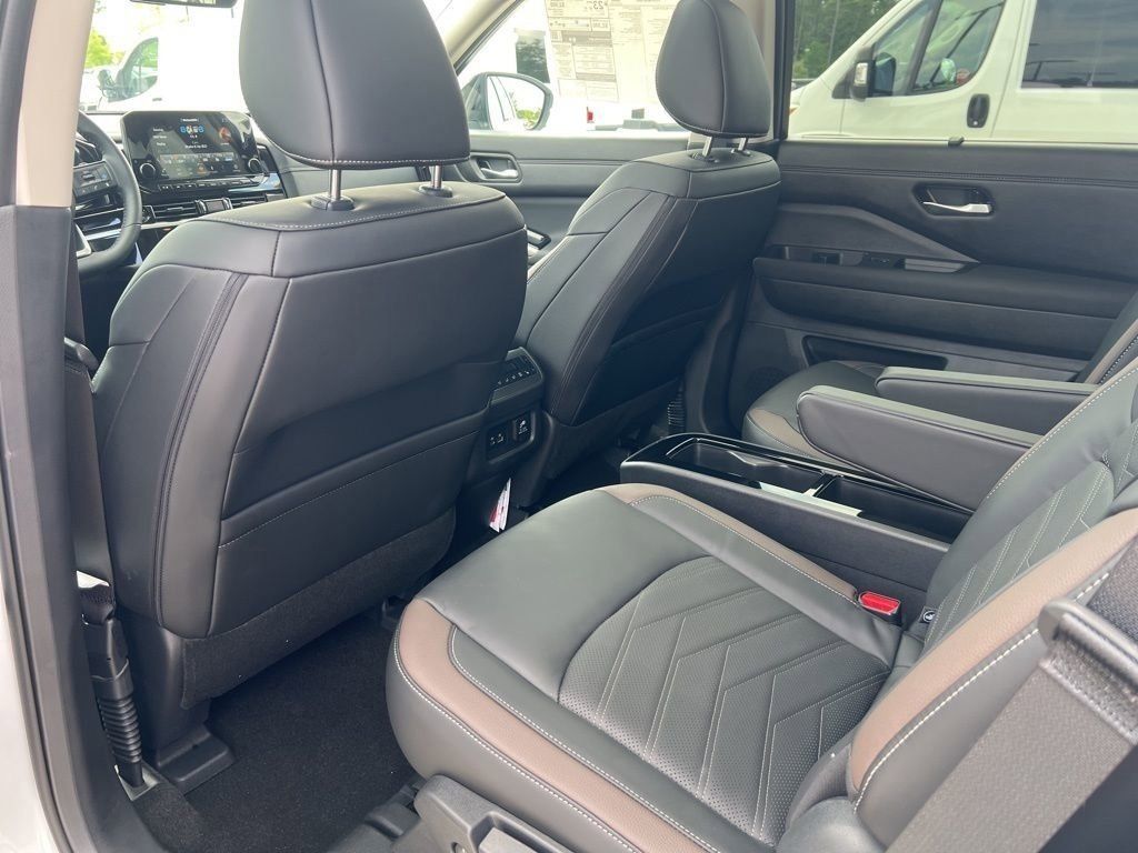 2025 Everest White Pearl Tricoat/Super Black Nissan Pathfinder Platinum FWD SUV
