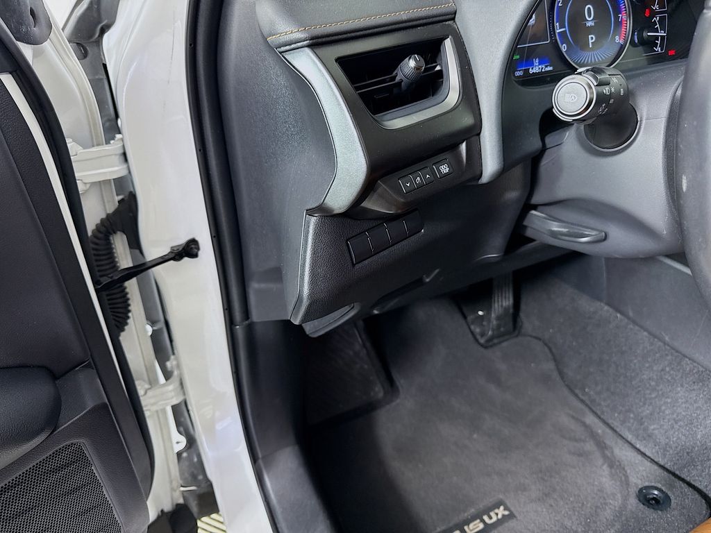 Thumbnail: 2020 Lexus UX - 10