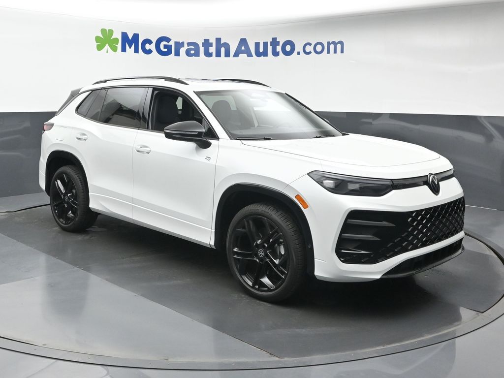 2025 Volkswagen Tiguan SE R-LINE BLACK's photo