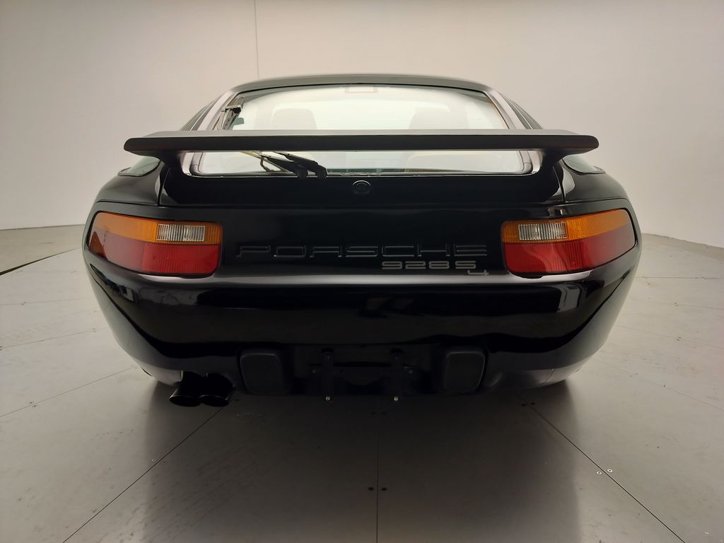 Thumbnail: 1988 Porsche 928 - 20